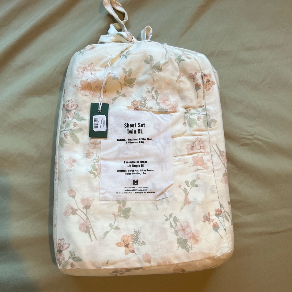 (NWT) UO Twin XL floral bed sheets